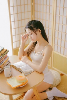 男人雪地撒尿